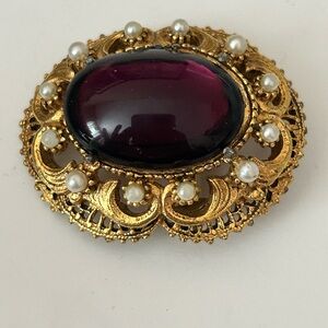FLORENZA Elegant Gold and Purple Brooch with Pearls